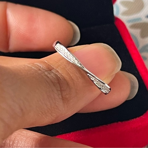 Solid sterling silver infinity Moissanite band ring - Picture 3 of 10